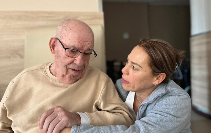 Auxiliar dando soporte a residente